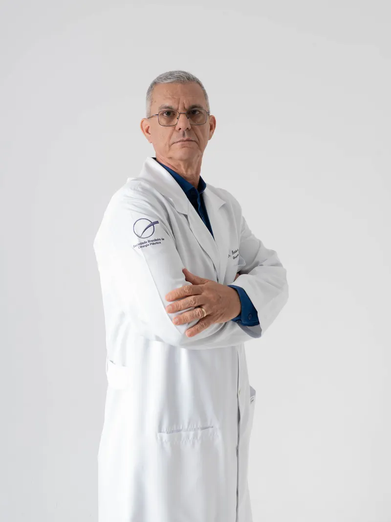 Dr. Benício de Oliveira Júnior em seu consultório em Goiânia
