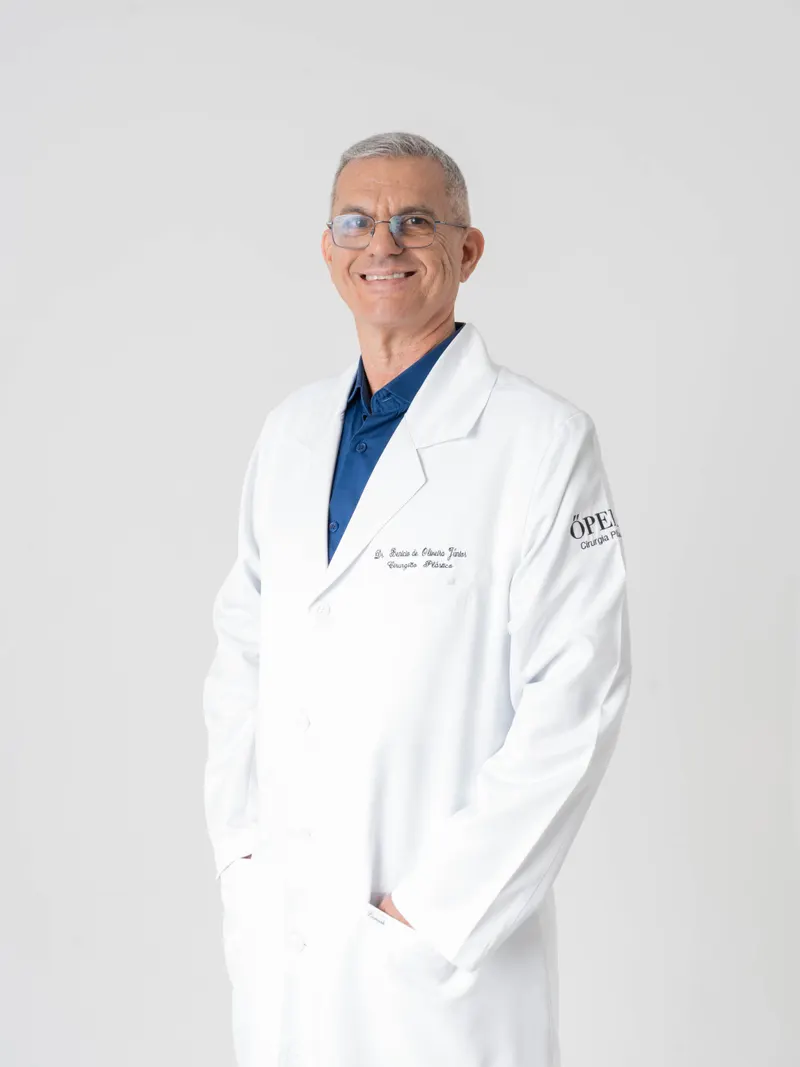 Dr. Benício de Oliveira Júnior, cirurgião plástico especializado em lipedema, em retrato profissional